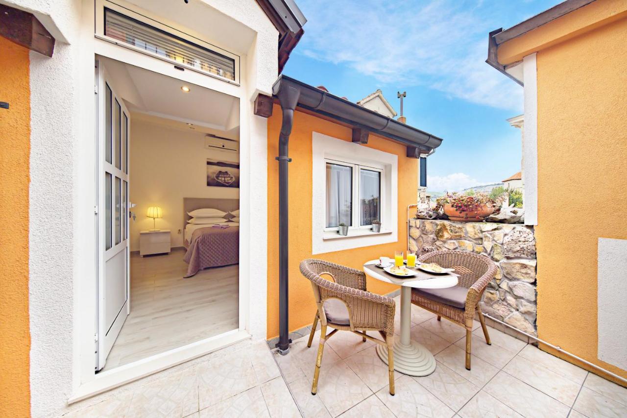 Private Room Niko Skradin Exterior photo